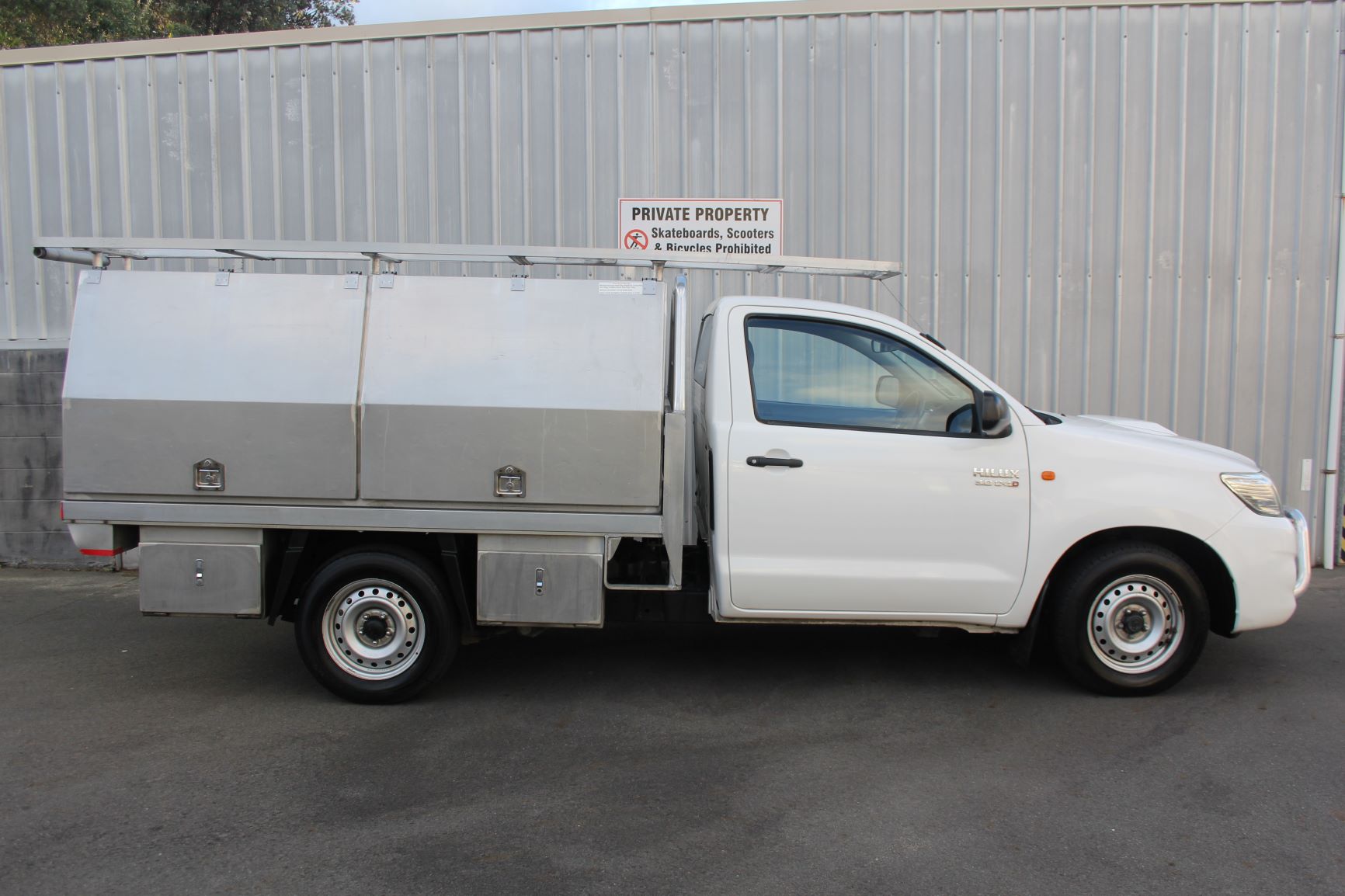 Toyota Hilux 2wd service body 2014 for sale in Auckland