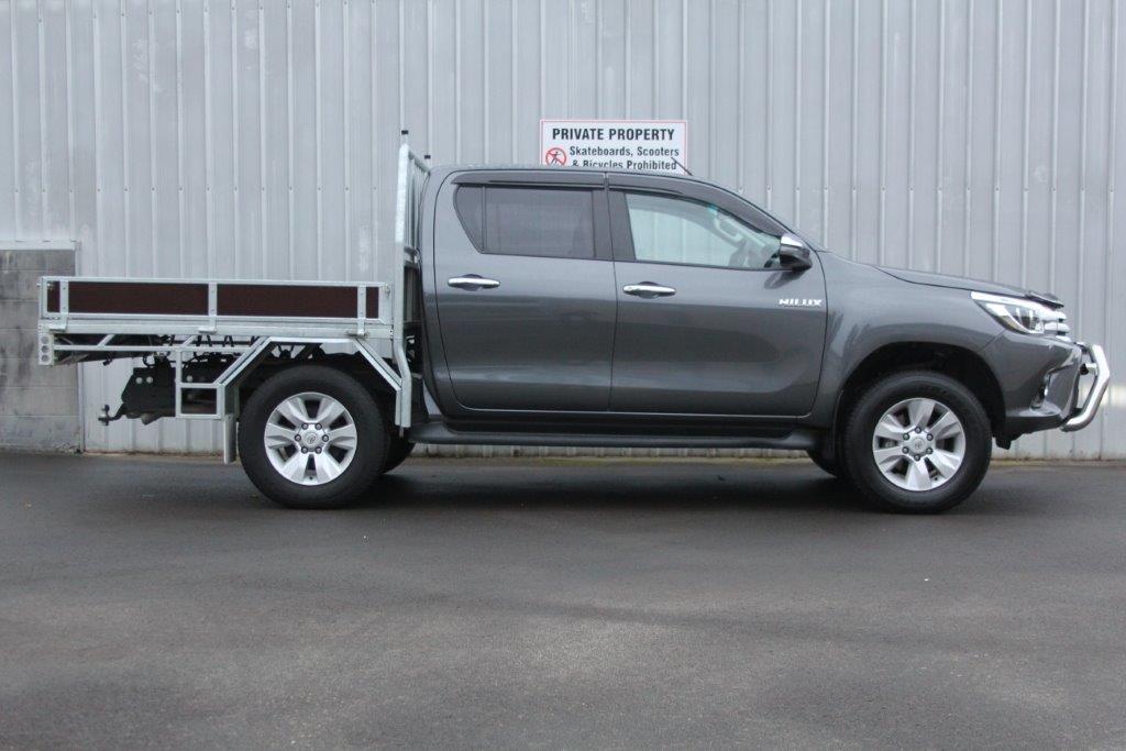 Toyota HILUX SR5 FLATDECK 4WD 2017 for sale in Auckland