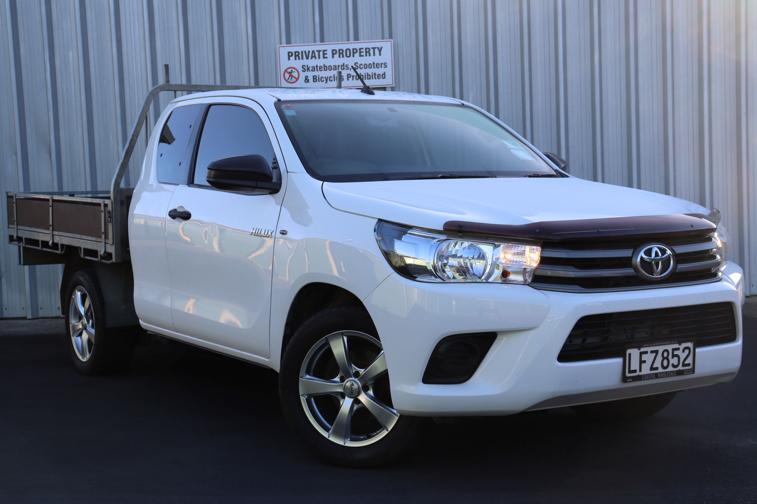 Toyota HILUX CABPLUS FLATDECK 2018 for sale in Auckland