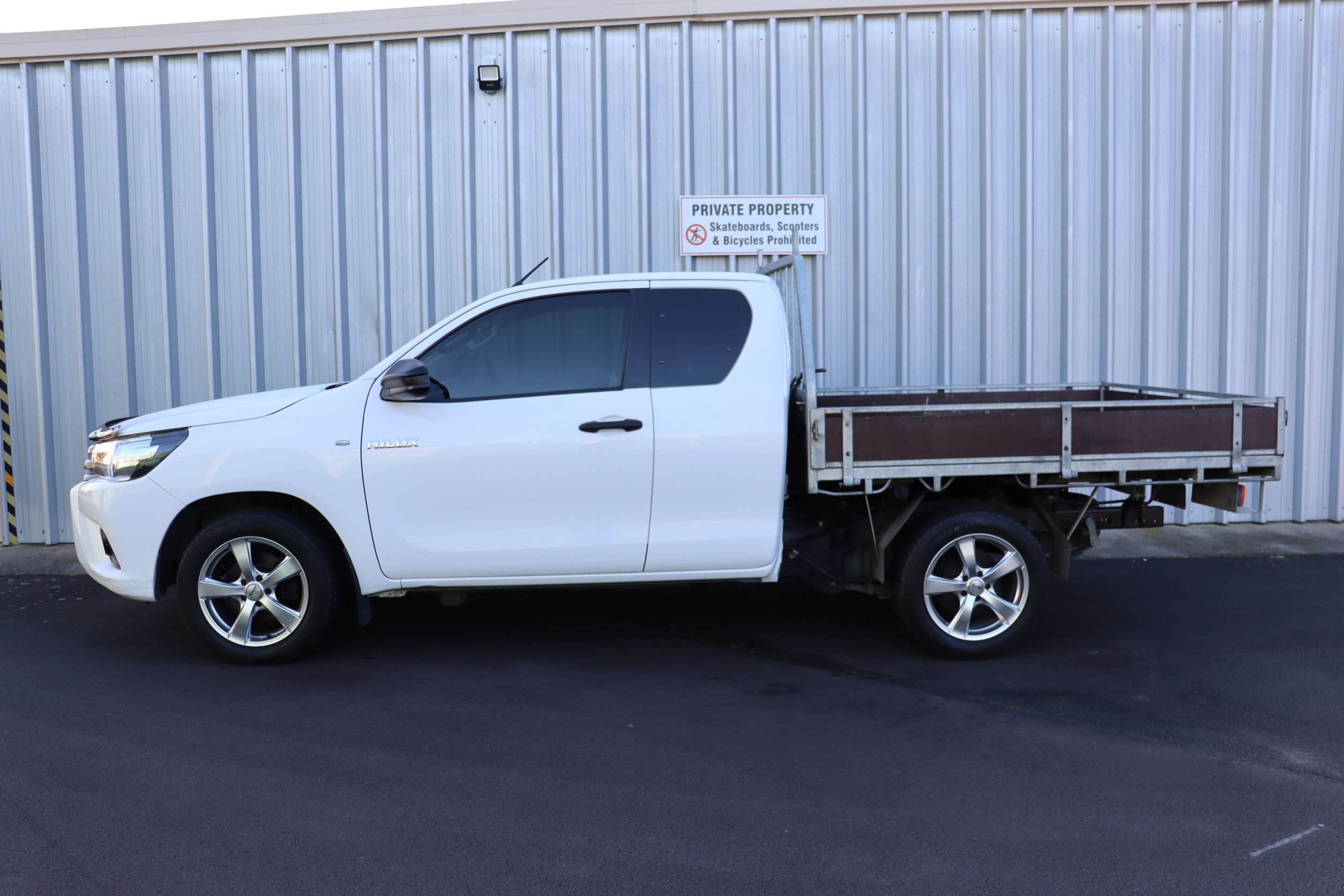 Toyota HILUX CABPLUS FLATDECK 2018 for sale in Auckland