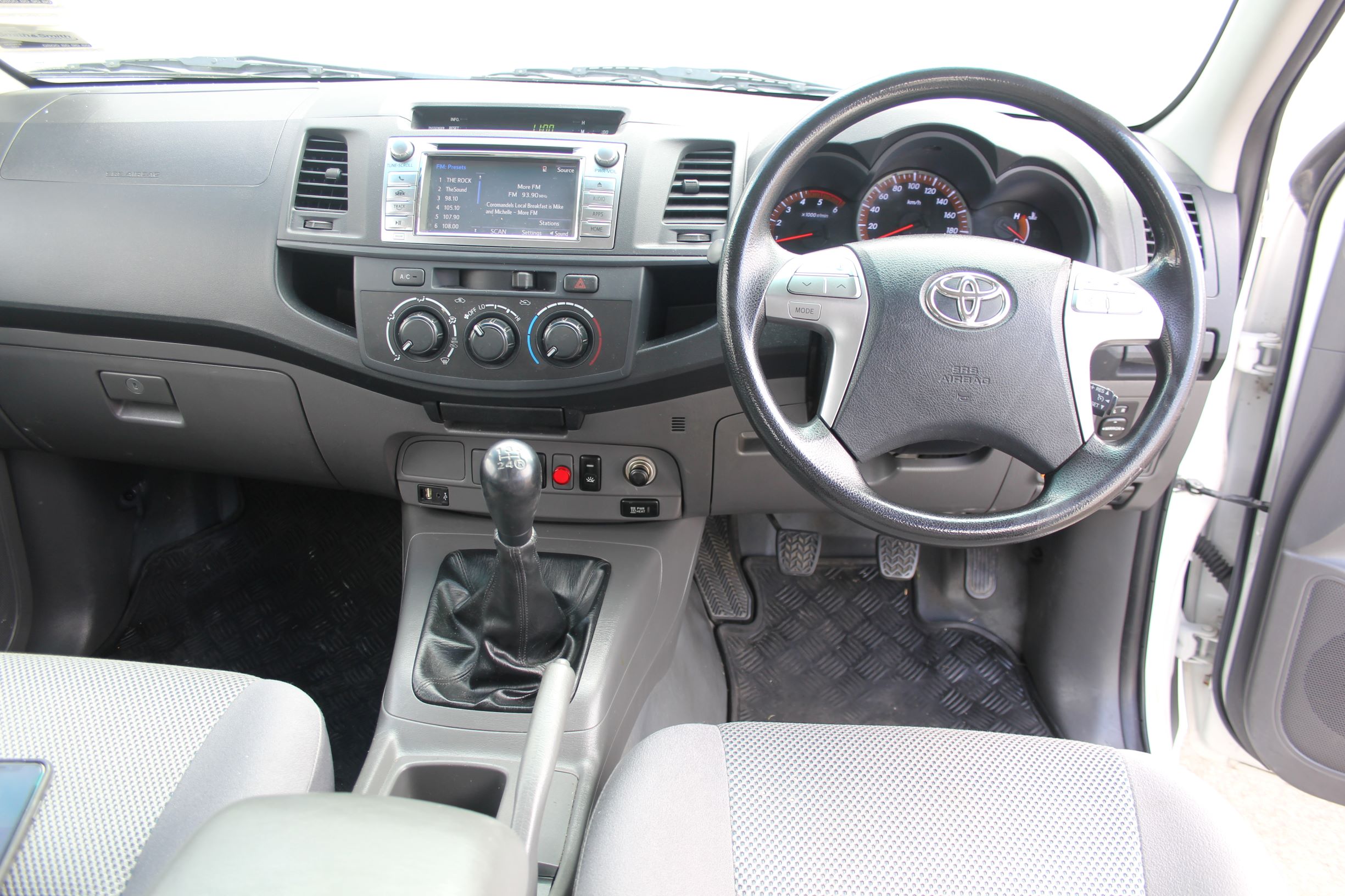 Toyota HILUX FLATDECK 2WD 2015 for sale in Auckland