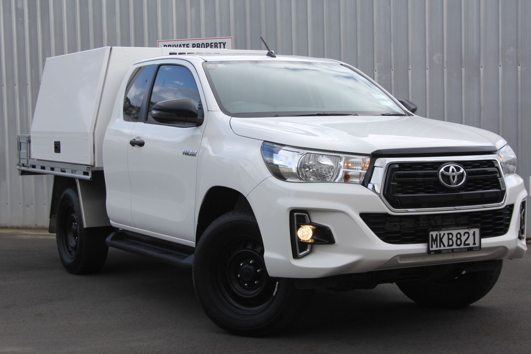 Toyota Hilux 4WD AUTO FLATDECK 2019 for sale in Auckland