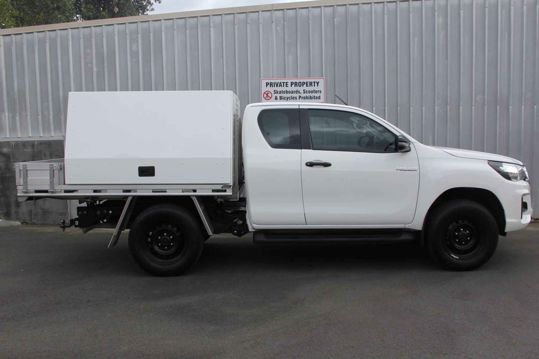 Toyota Hilux 4WD AUTO FLATDECK 2019 for sale in Auckland